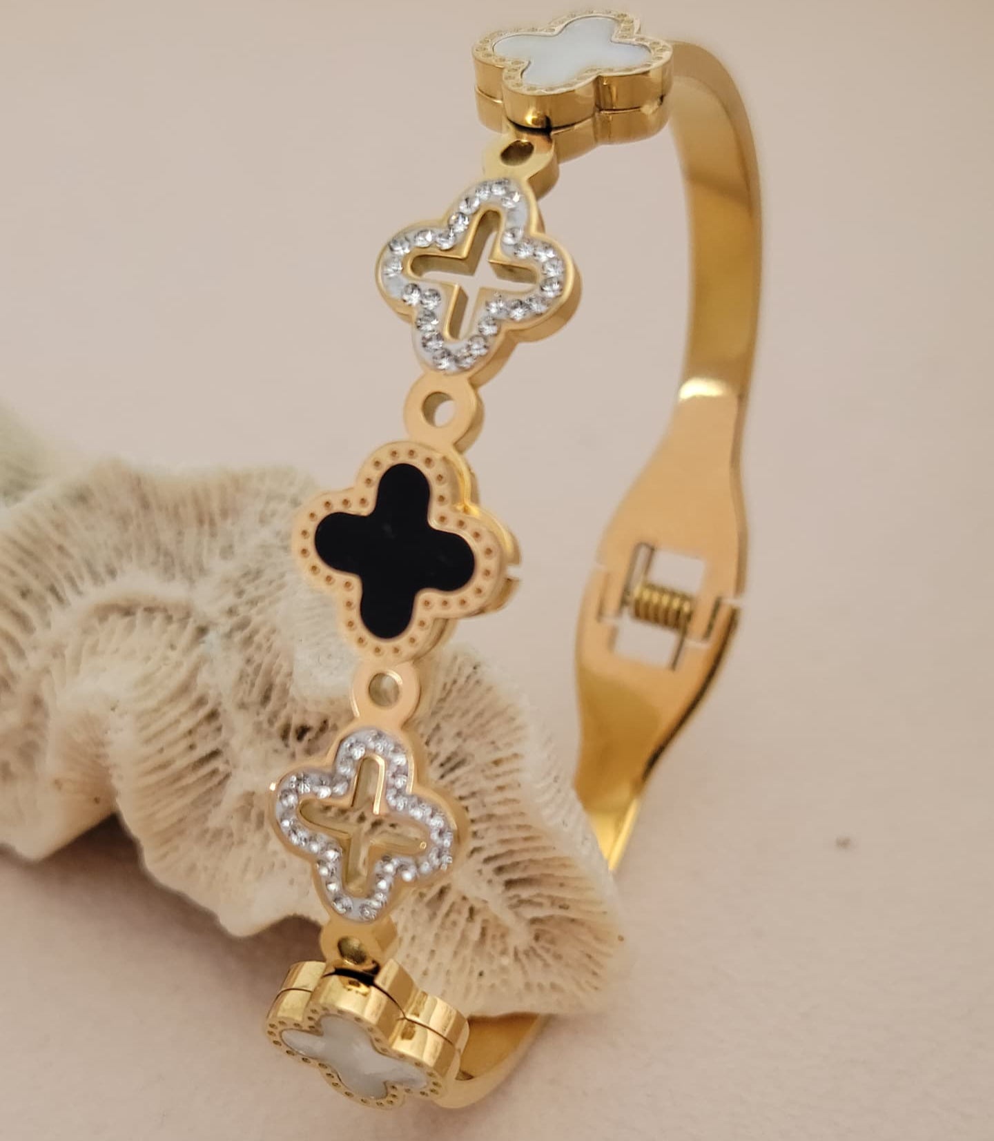 Clover bangel