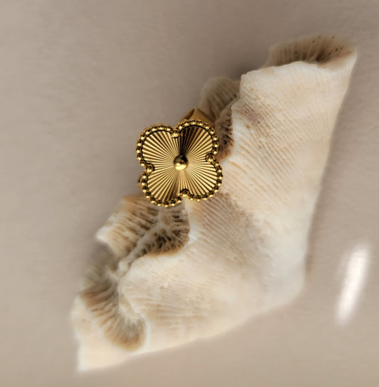 Golden clover ring